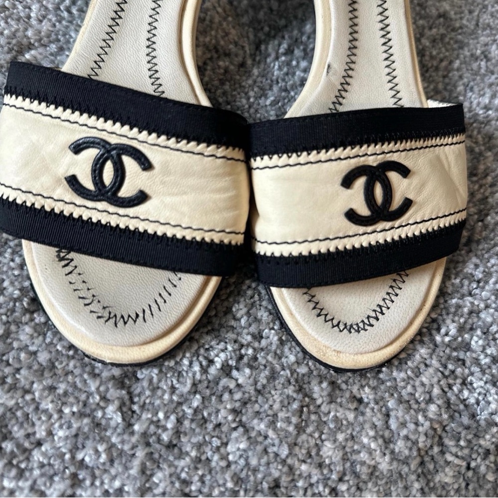 CHANEL Beige and Black heels - Picture 6 of 6